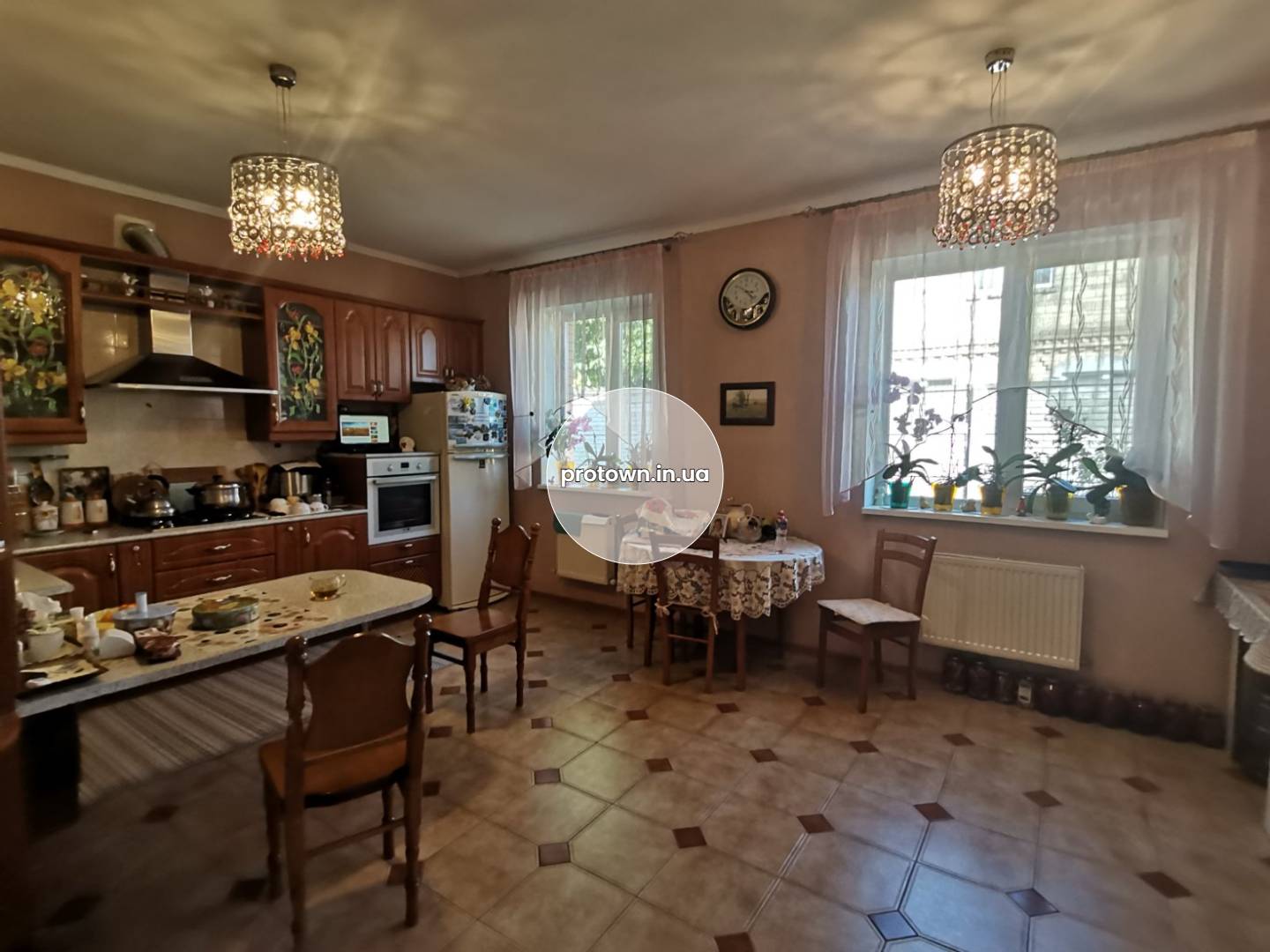 Продажа дома из красного кирпича, 17 соток. От Киева 900м